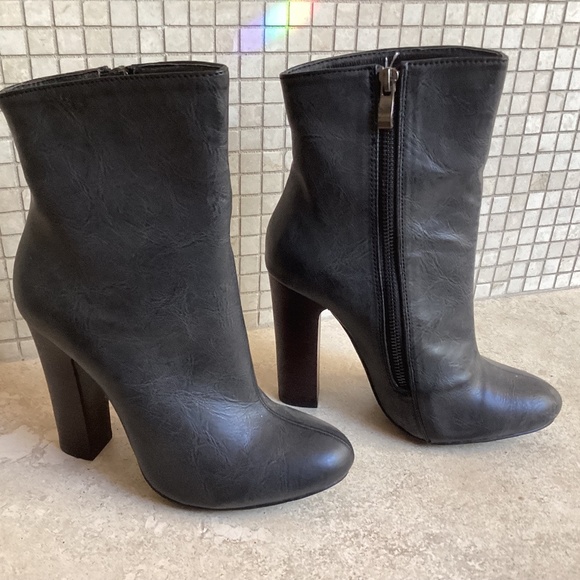 Very Volatile 💚NWOB💚 Deep Smoke Grey high heel Ankle Boots. Size 6 - Picture 1 of 4